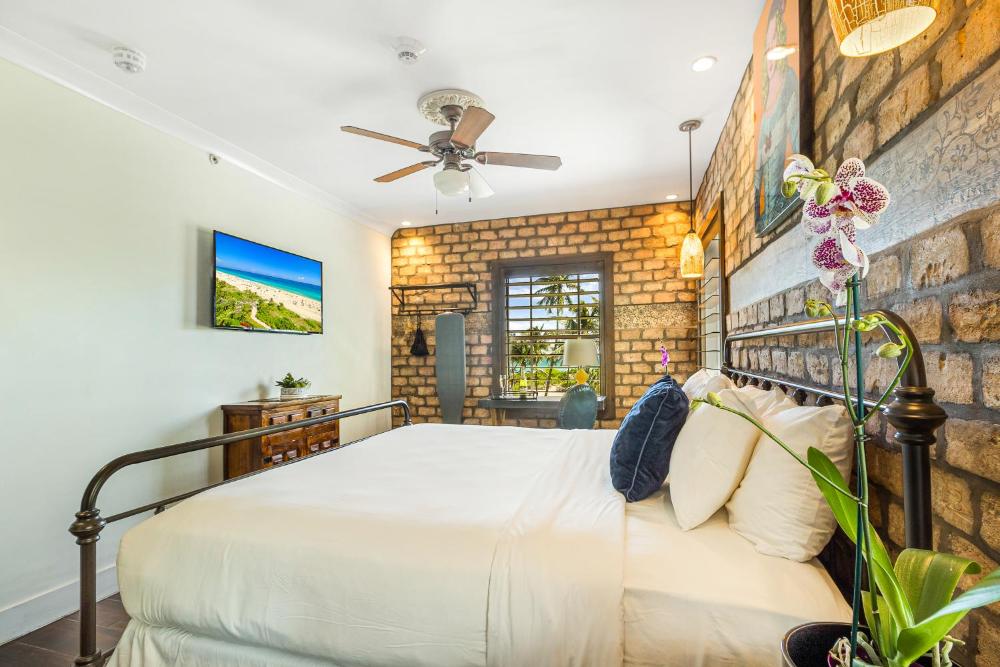 Deluxe King Room with Ocean View interior